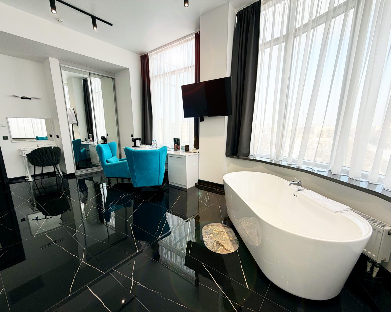 Люкс (Панорама Черная жемчужина), Отель Кристалл