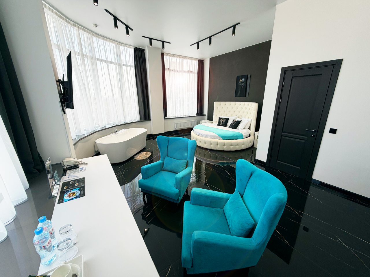 Люкс (Панорама Черная жемчужина), Отель Кристалл