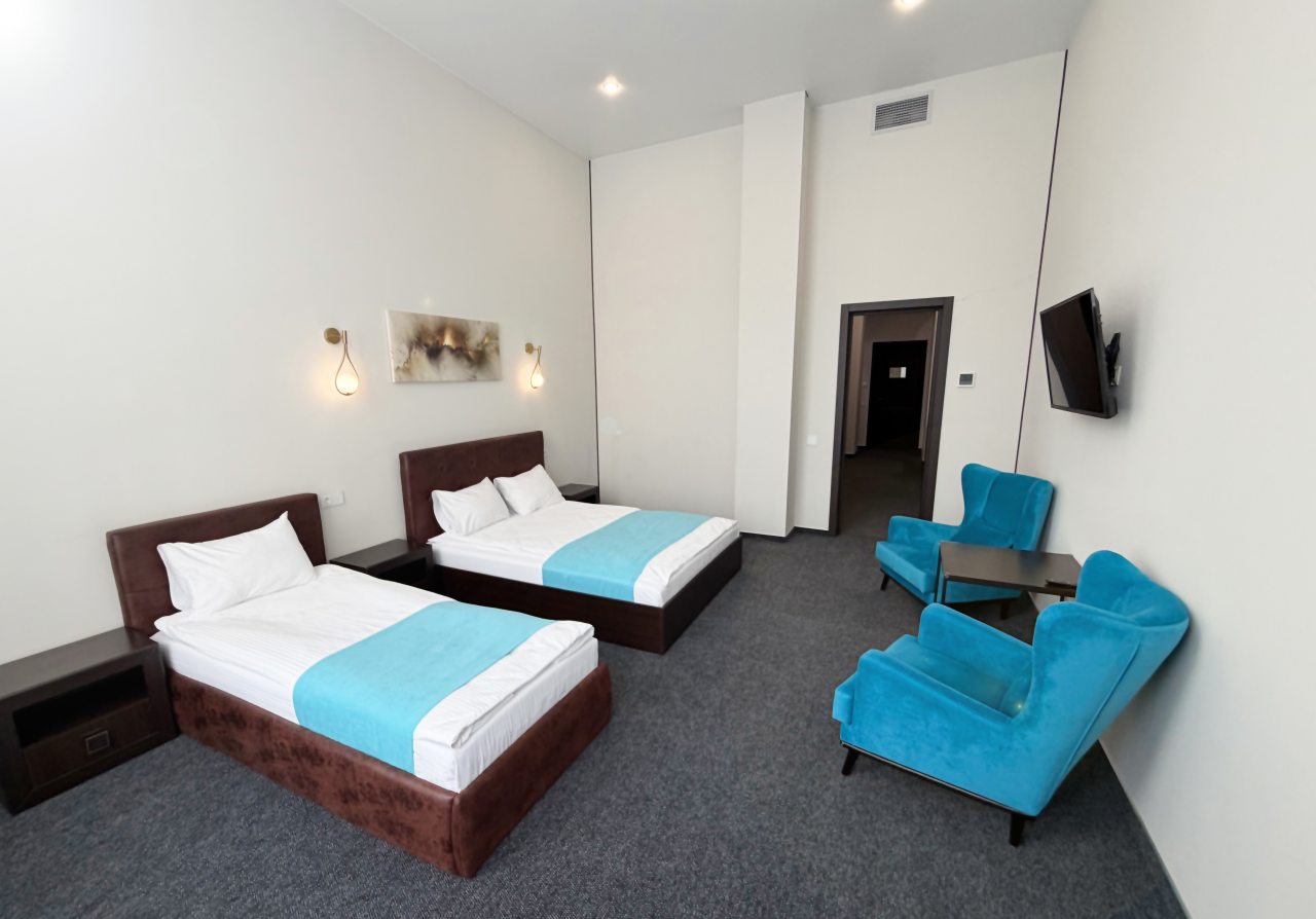 Люкс (Двухкомнатный семейный Люкс двуспальная + одна односпальная кровати), Отель Кристалл