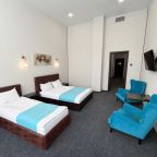 Люкс (Двухкомнатный семейный Люкс двуспальная + одна односпальная кровати), Отель Кристалл