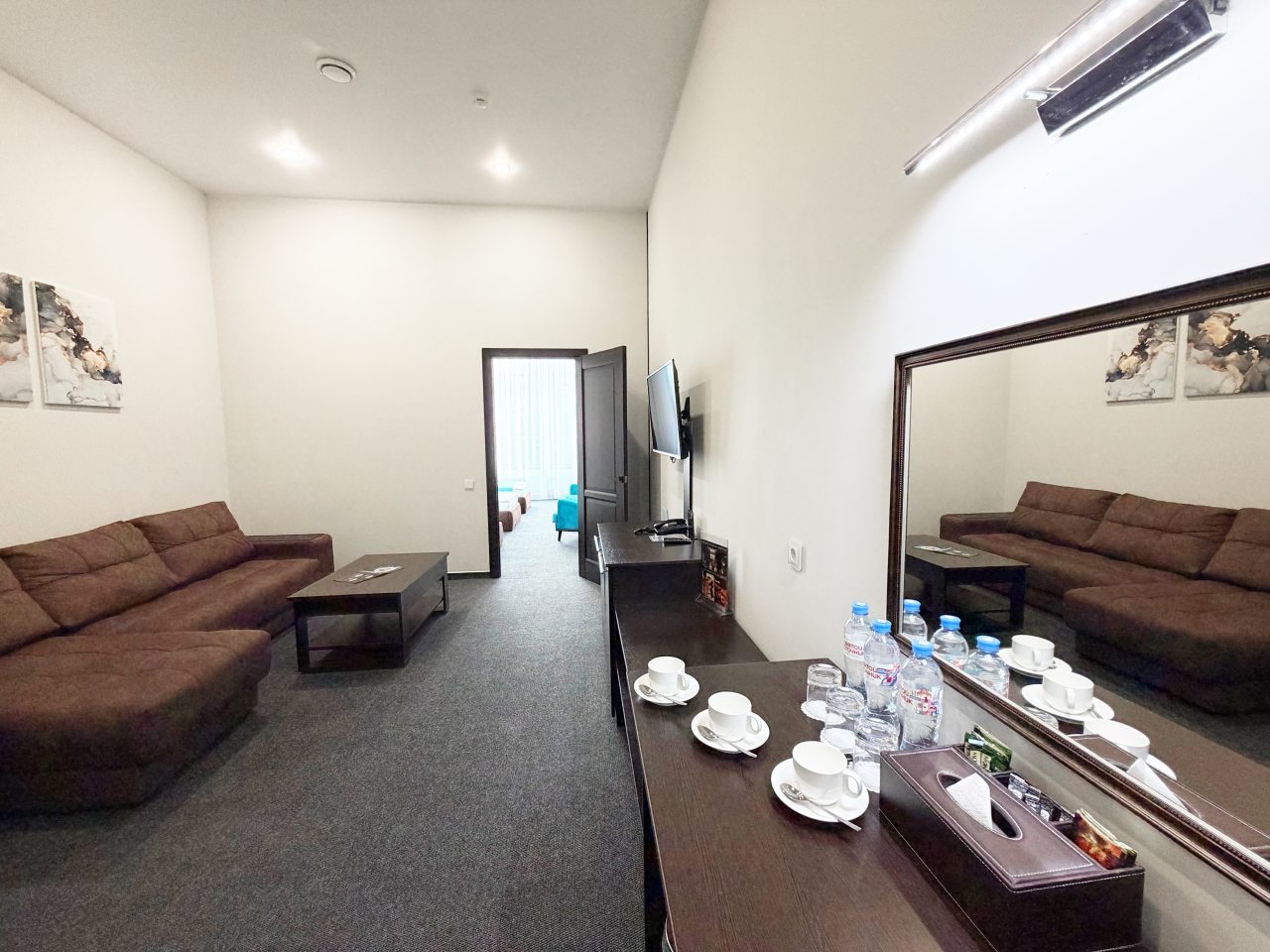 Люкс (Двухкомнатный семейный Люкс двуспальная + одна односпальная кровати), Отель Кристалл