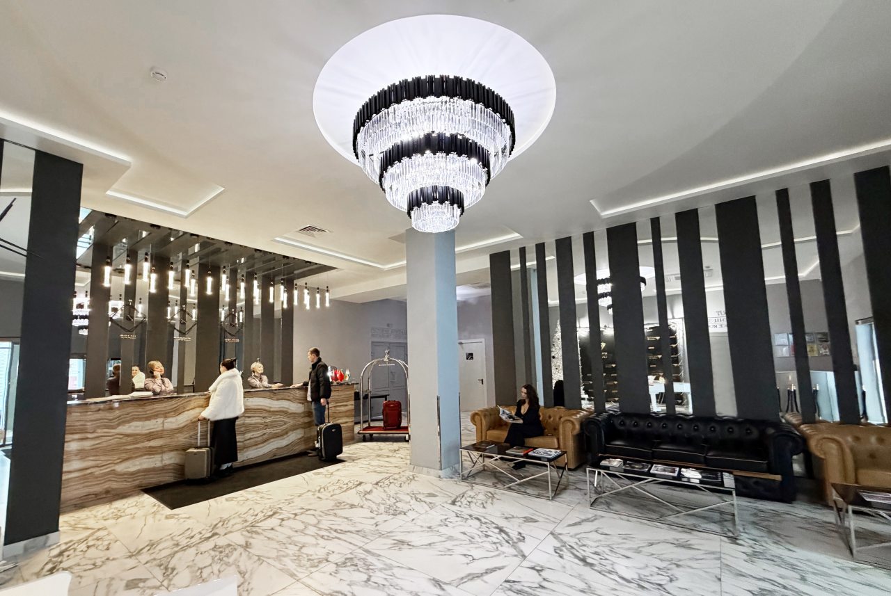 Холл отеля «Кристалл»