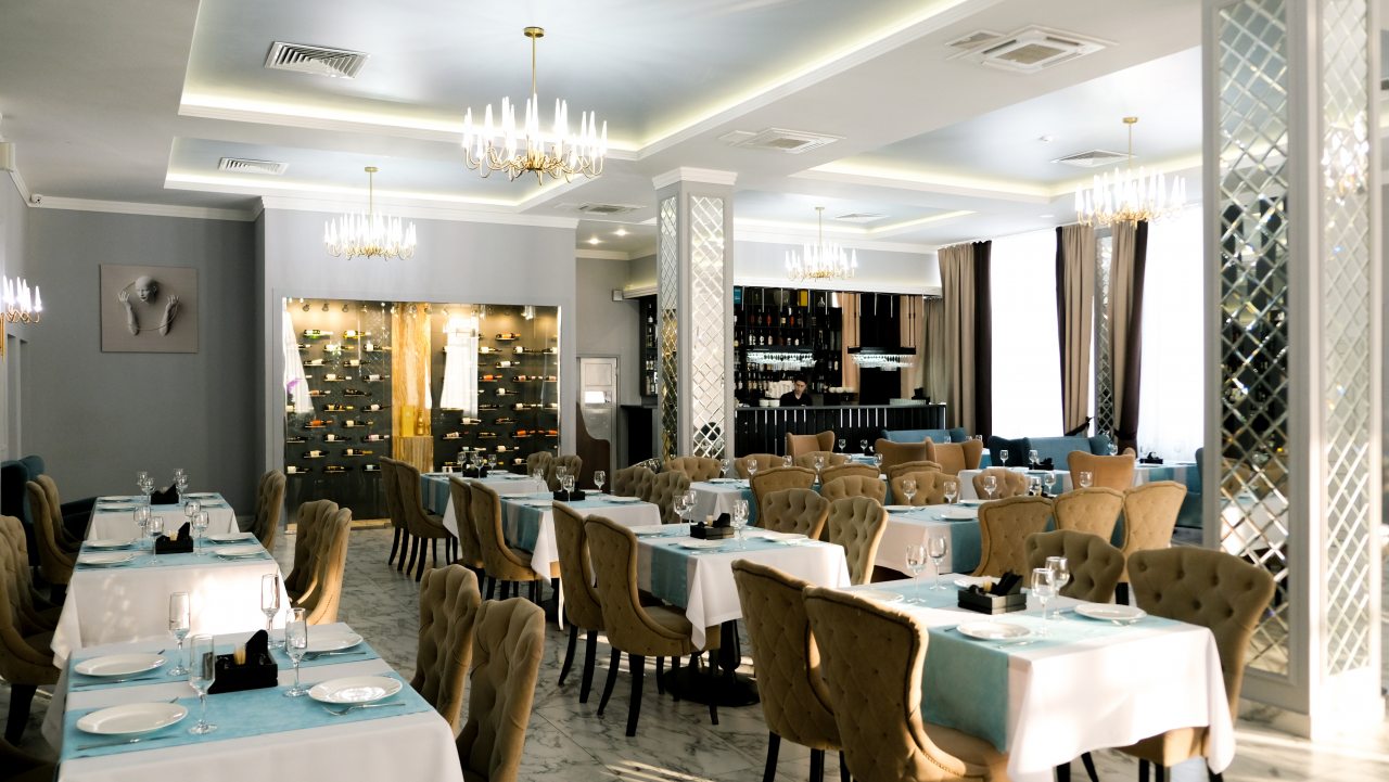 Новогодняя программа карнавальная ночь в отеле «Кристалл», Отель Кристалл