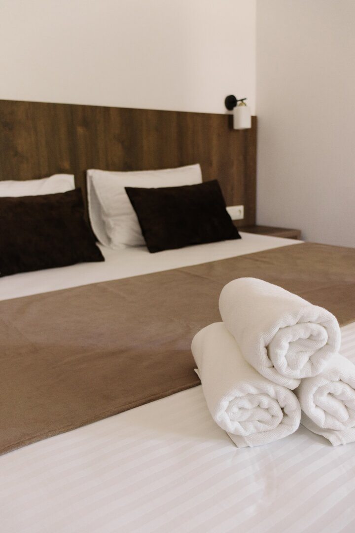 Двухместный (Двухместный номер с двуспальной кроватью и дополнительной кроватью) гостиницы Талион, Лдзаа