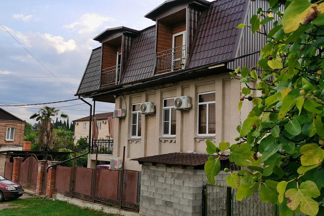 Дом (Гостевой), Гостиница Honey House