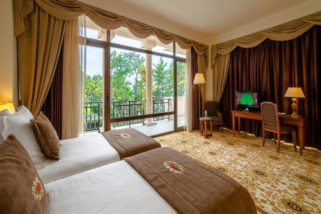 Четырехместный (Люкс с 2 спальнями) отеля Джорджия Палас Отель & СПА, Кобулети