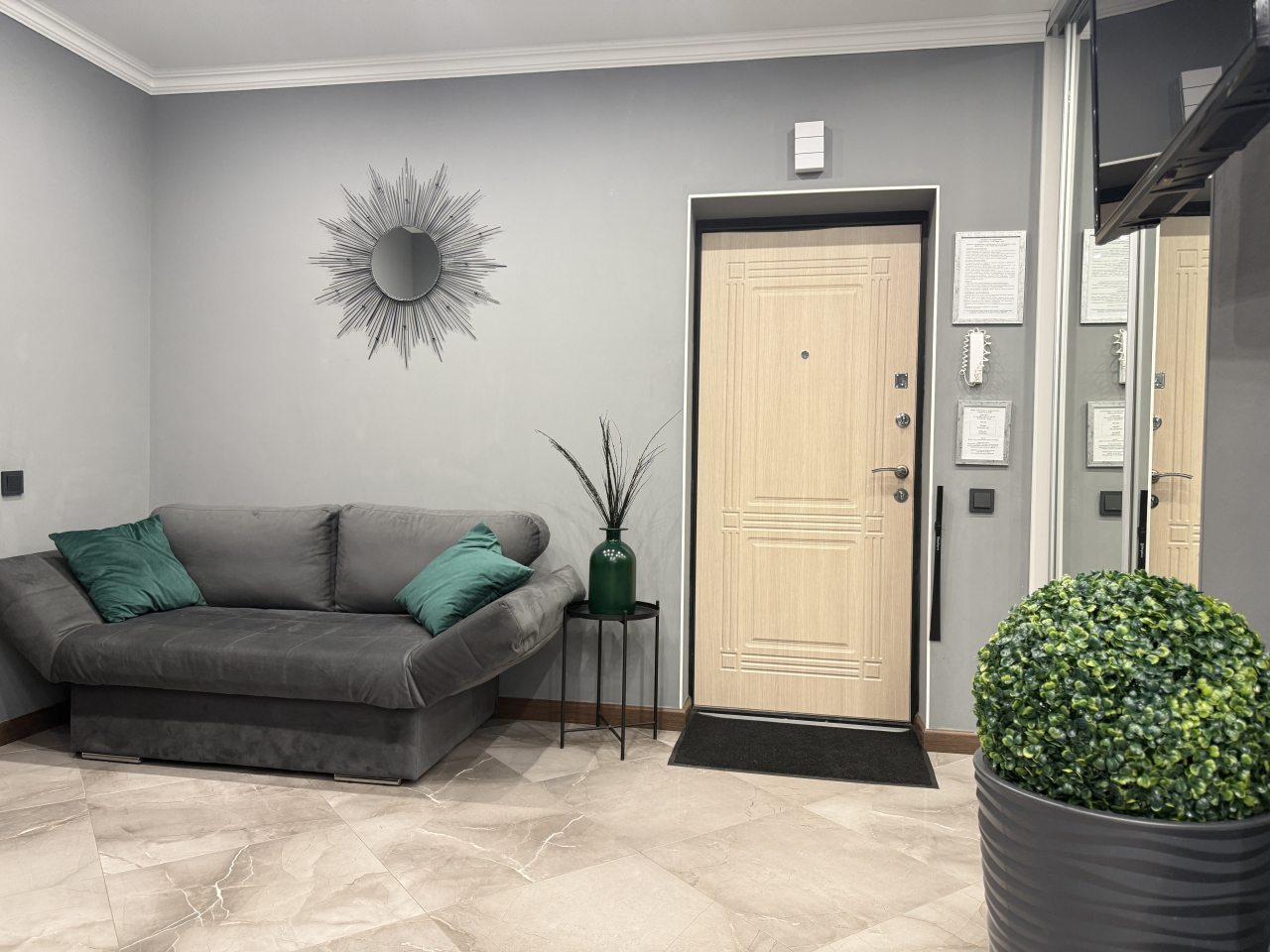 Прихожая. Диван-кровать для 3-его гостя.