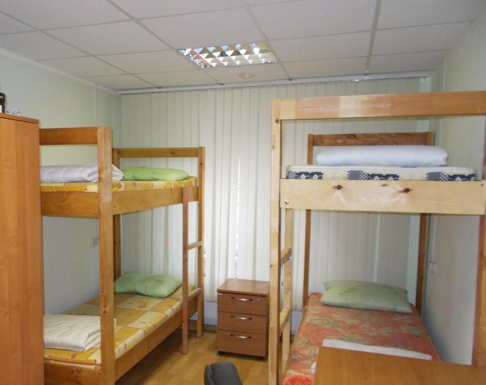 Шестиместный (Койко-место в общий номере для мужчин и женщин) хостела Апельсин, Тула