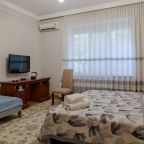 Улучшенная комната с двуспальной и односпальной кроватями