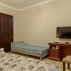 Улучшенная комната с двуспальной и односпальной кроватями