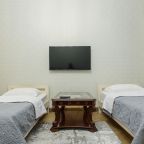 Улучшенная комната с двумя раздельными кроватями и диваном -