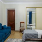 Улучшенная комната с двумя раздельными кроватями и диваном