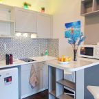 Мини-кухня, Апартаменты Уютная и яркая квартира с Sony PlayStation 4