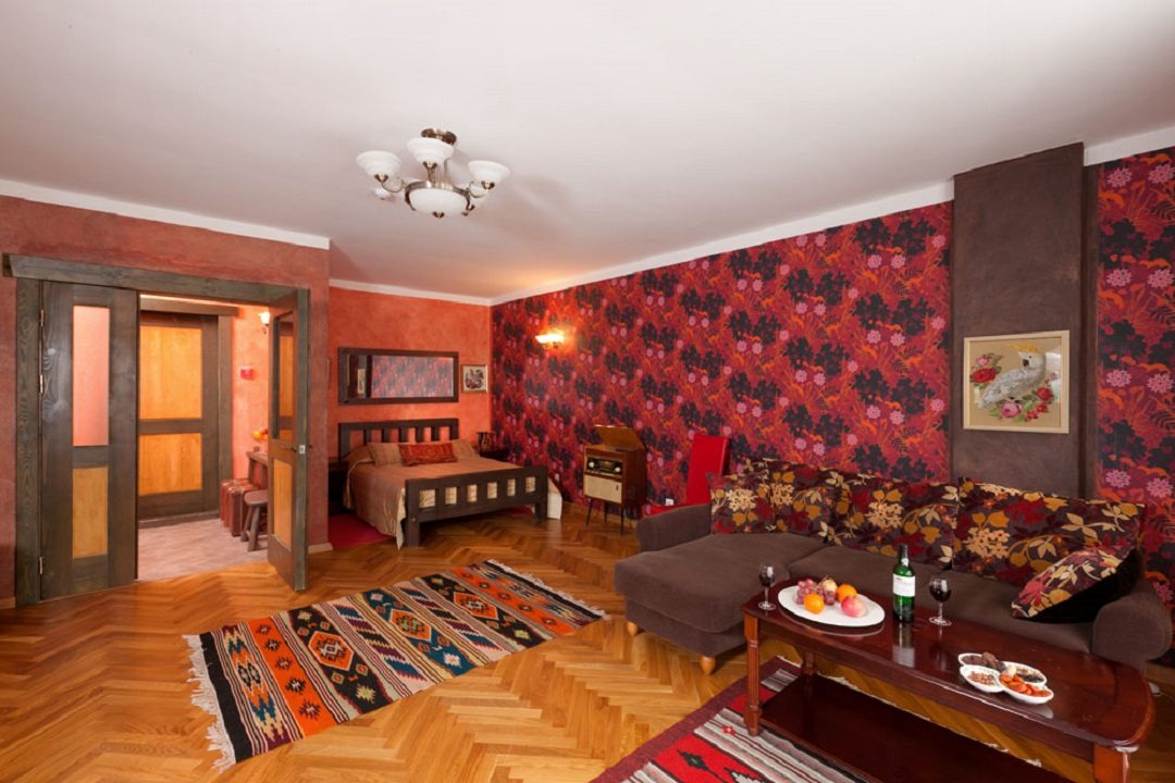 Люкс (Двухкомнатный номер с камином и балконом) апарт-отеля Chalet Apartament, Звенигород
