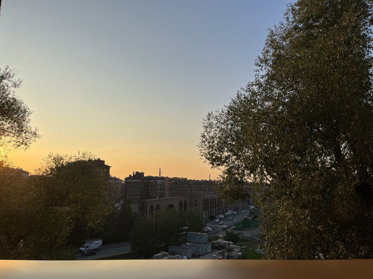 Во дворе дома 2 бесплатные парковки.