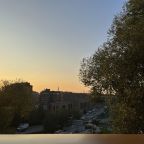 Во дворе дома 2 бесплатные парковки.