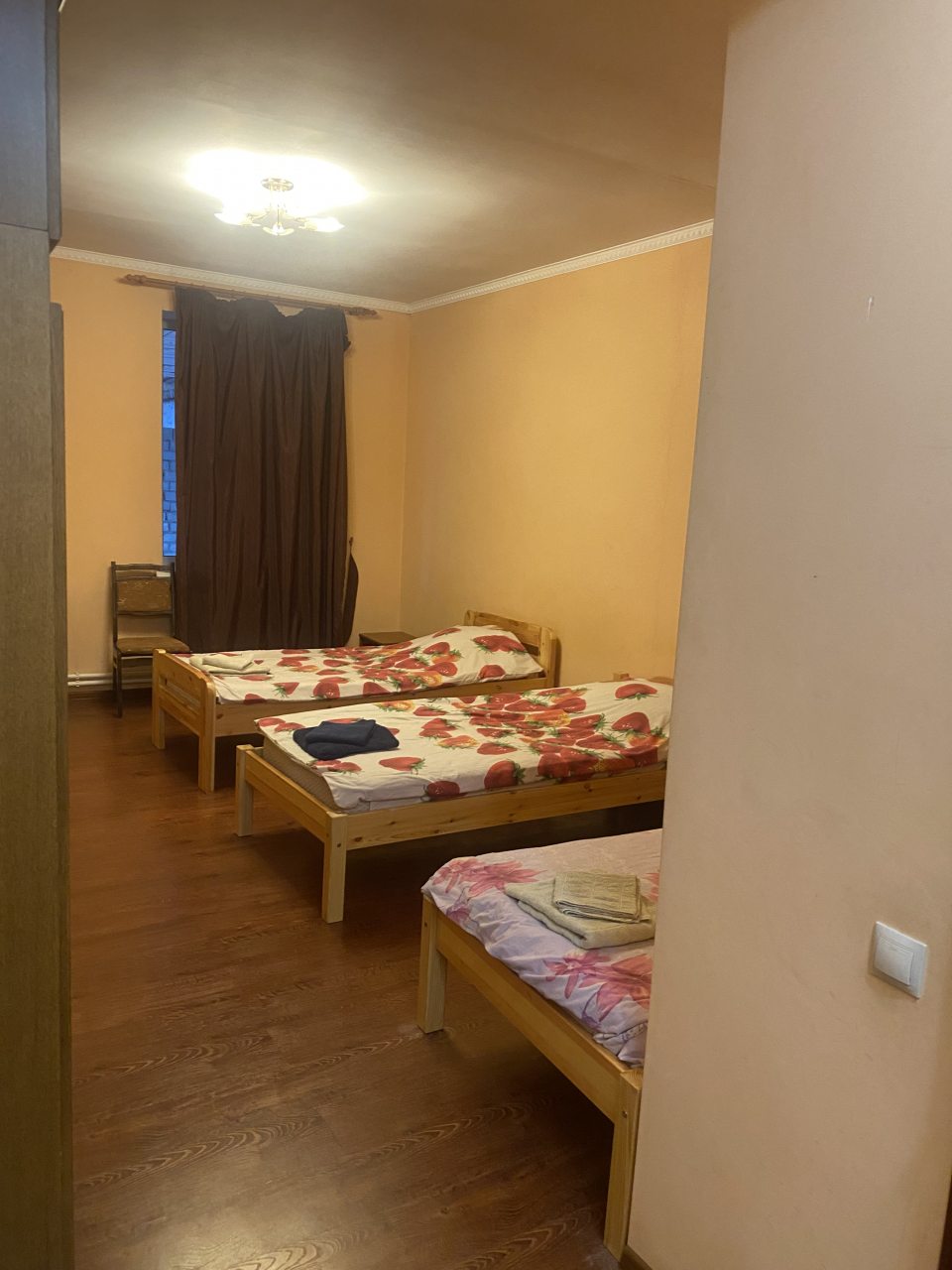 Четырехместный, Гостиница Золотая гора