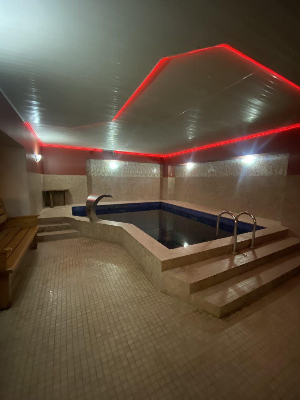 Бассейн, Гостиница Золотая гора