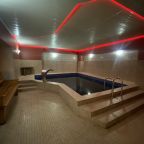 Бассейн, Гостиница Золотая гора