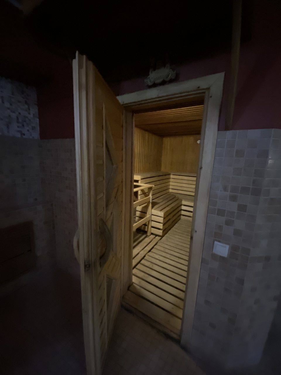 Бассейн, Гостиница Золотая гора