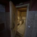 Бассейн, Гостиница Золотая гора