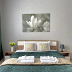 Кровать в спальне