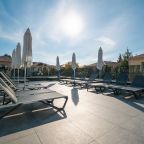 Открытый бассейн с подогревом круглый год, шезлонги