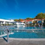 Открытый бассейн с подогревом круглый год