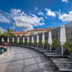 Шезлонги и зонты около бассейна