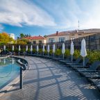 Шезлонги и зонты около бассейна