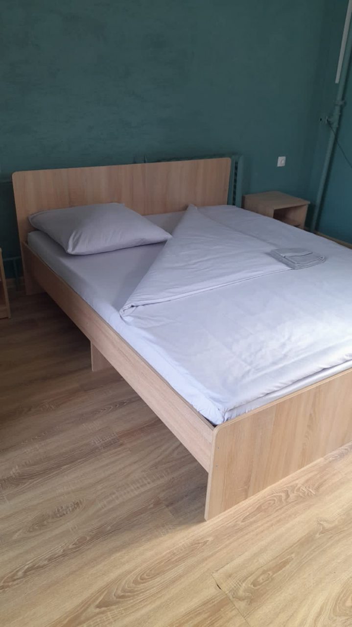 Пятиместный (Номер эконом с тремя односпальными кроватями и одной двуспальной кроватью) отеля Зефир, Можга