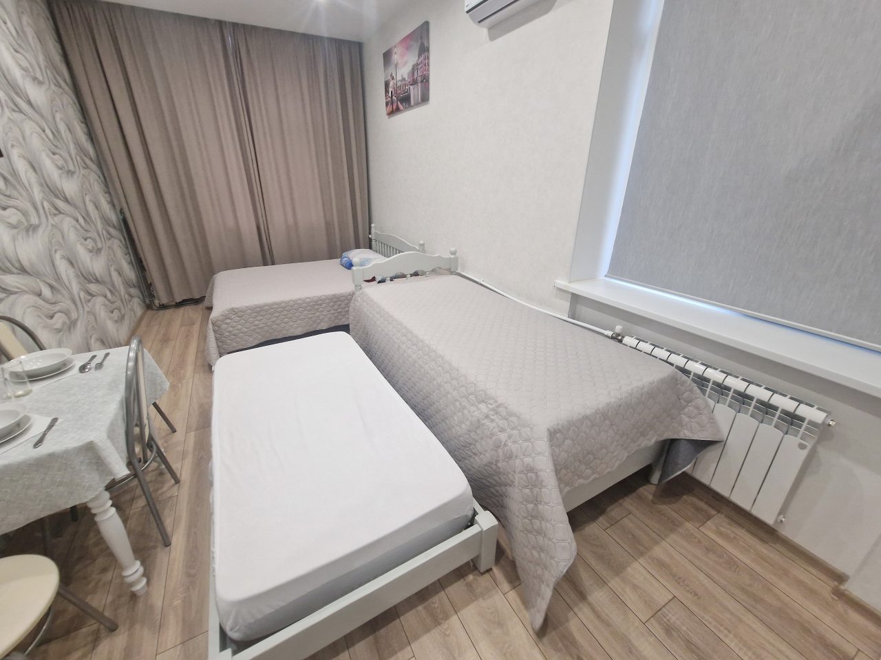 1 двуспальная кровать и 2 односпальные