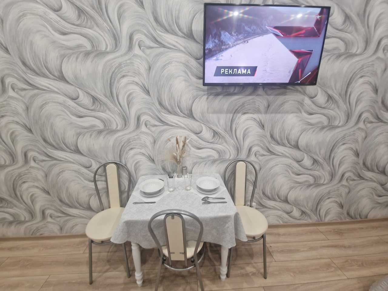 стол и посуда