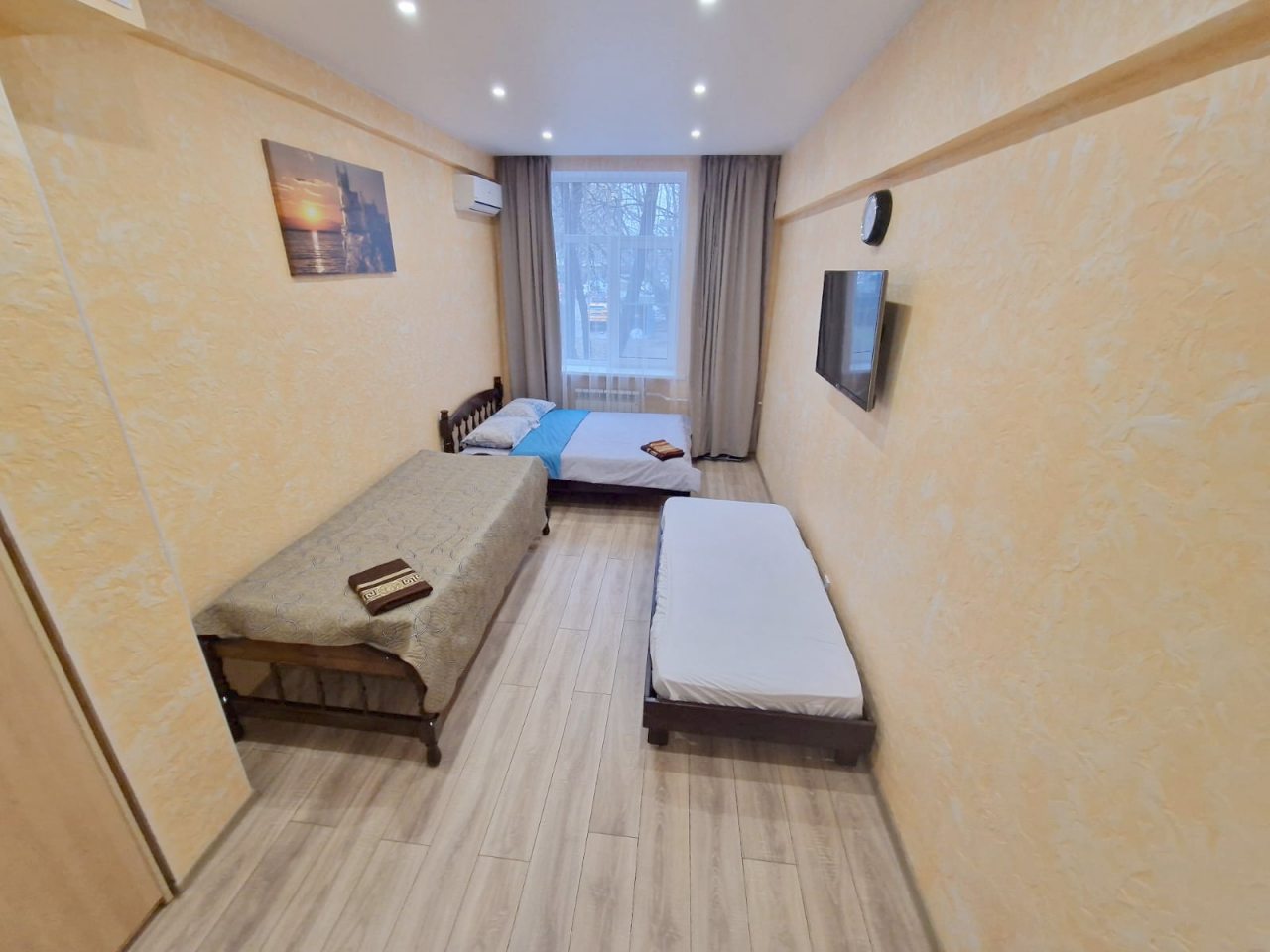 1 двуспальная кровать и 2 олдноспальные