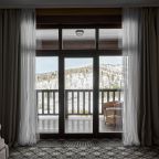 Двухместный (Улучшенный с террасой и видом на озеро), Загородный отель Cosmos Collection Altay Resort
