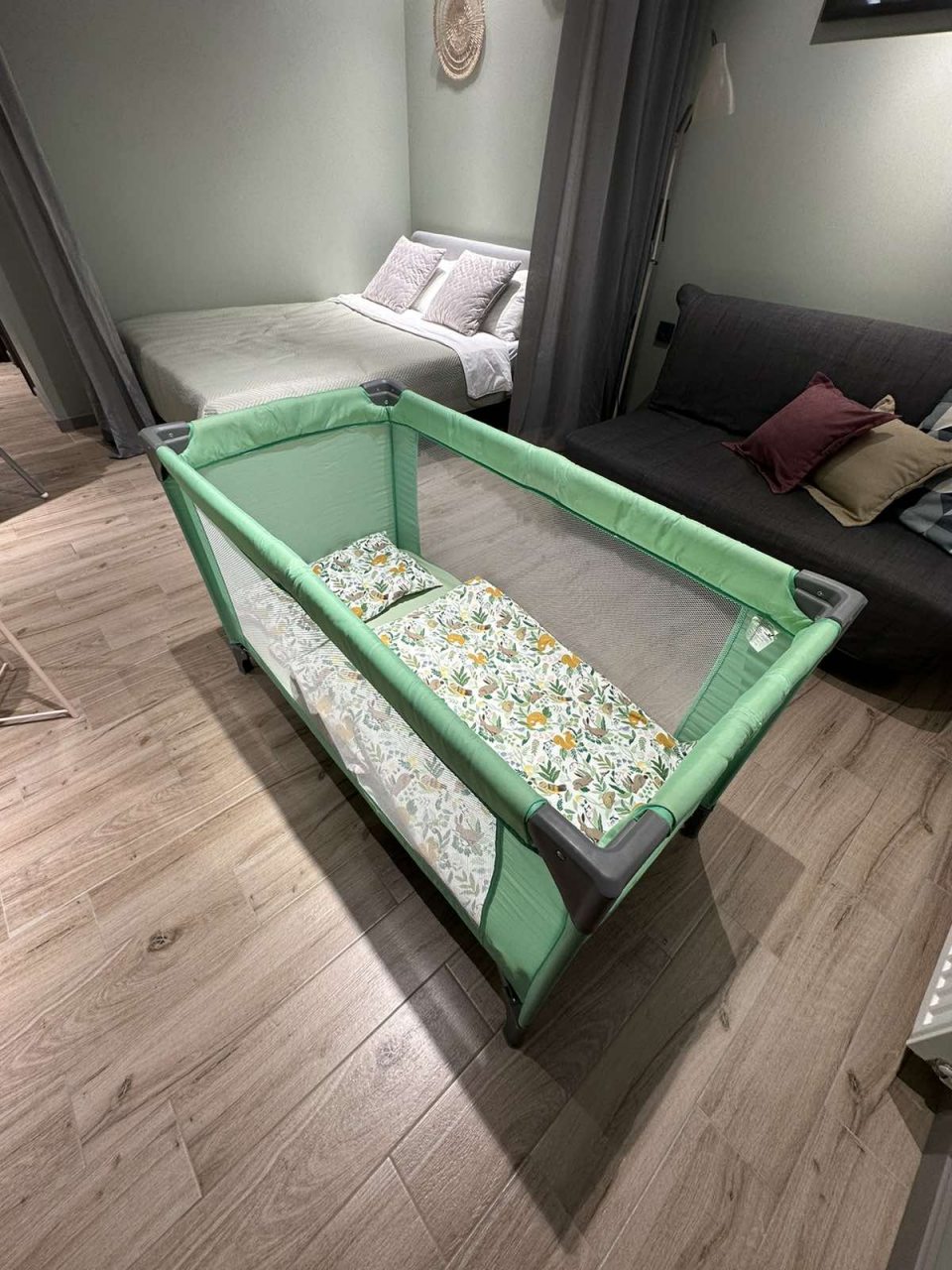 Кровать манеж с ортопедическим матрасом, Апартаменты Янтарный пляж