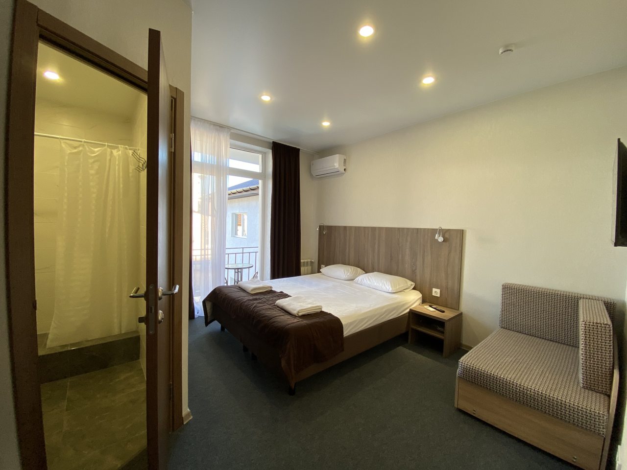 Трёхместный и более (Стандарт с балконом улучшенный с видом на бассейн), Гостевой дом Компас