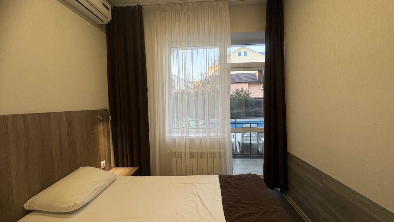 Трёхместный и более (Стандарт с балконом улучшенный с видом на бассейн), Гостевой дом Компас