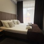 Трёхместный и более (Стандарт с балконом улучшенный с видом на бассейн), Гостевой дом Компас