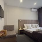 Трёхместный и более (Стандарт с балконом улучшенный с видом на бассейн), Гостевой дом Компас