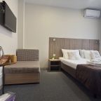 Трёхместный и более (Стандарт с балконом улучшенный с видом на бассейн), Гостевой дом Компас