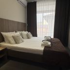 Трёхместный и более (Стандарт с балконом улучшенный с видом на бассейн), Гостевой дом Компас