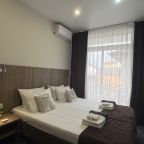 Трёхместный и более (Стандарт с балконом улучшенный с видом на бассейн), Гостевой дом Компас