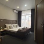 Трёхместный и более (Стандарт с балконом улучшенный с видом на бассейн), Гостевой дом Компас