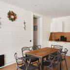 Коттедж (С двумя спальнями (растопка купели не включена в стоимость)), Коттедж Black Village Family