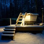 Банный чан на территории домика, Коттедж Black Village Family