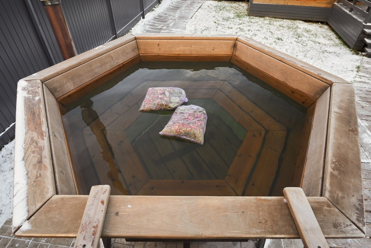 Банный чан на территории домика, Коттедж Opushka house