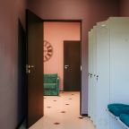 В прихожей несколько шкафчиков для личных вещей и одежды