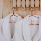 4 халата для основных мест и простыни для дополнительных