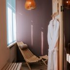 Деревянные кресла и лавочка